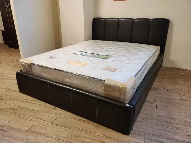 造型雙人皮床(款式依展示品為主)